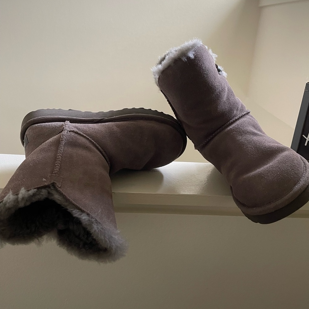 UGGS - Picture 4 of 4